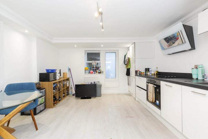 Modern and Central Apartment Fairhazel Gardens, South Hampstead